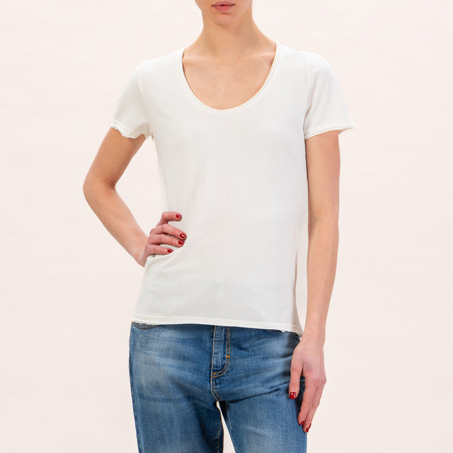 Zeroassoluto-Slimfit low-cut raw cut T-shirt - butter