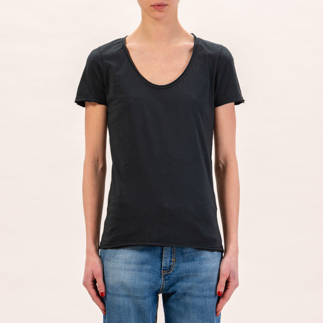 Zeroassoluto-Slimfit low-cut raw cut T-shirt - black