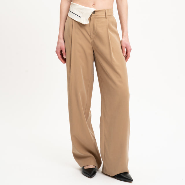 Tensione in-Pantalone con baschina a contrasto - camel