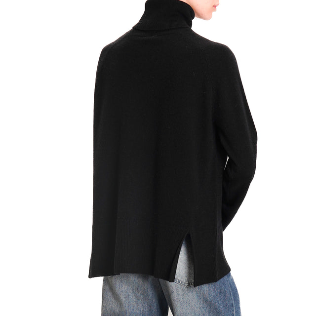 Tension in-Maglia box turtleneck 100% wool SOFT - black