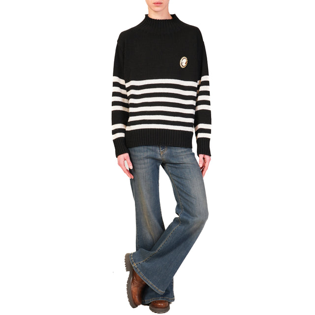 Motel-Striped sweater with sequins and pin - black/ecru