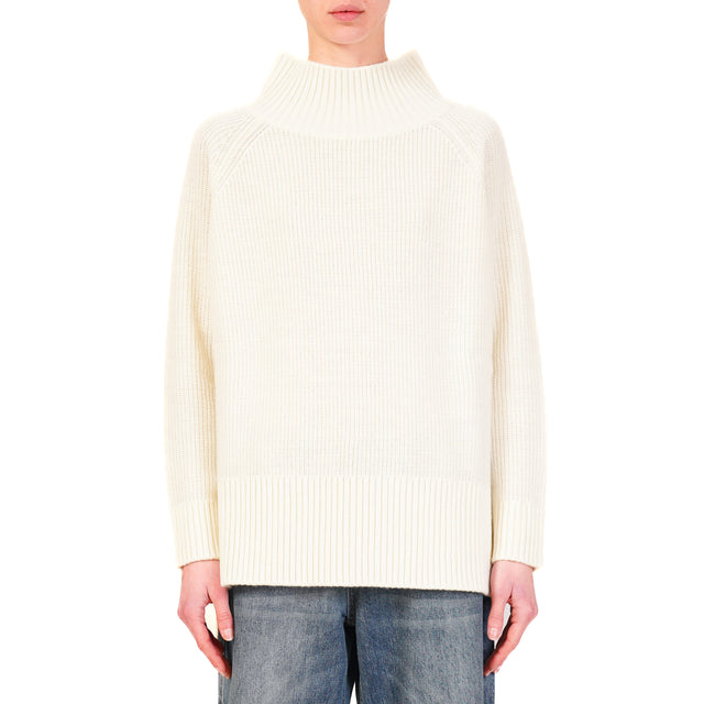 Kontatto-Ribbed sweater with side slits - milk