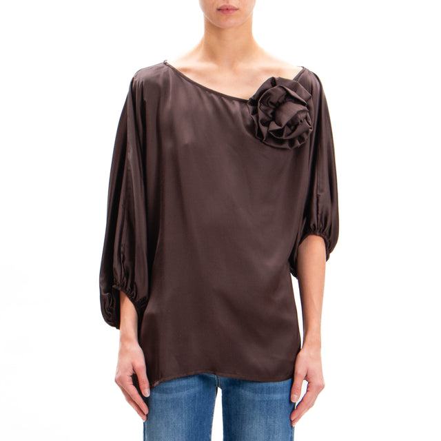 Motel-Blusa in satin spalla scesa con spilla - moro