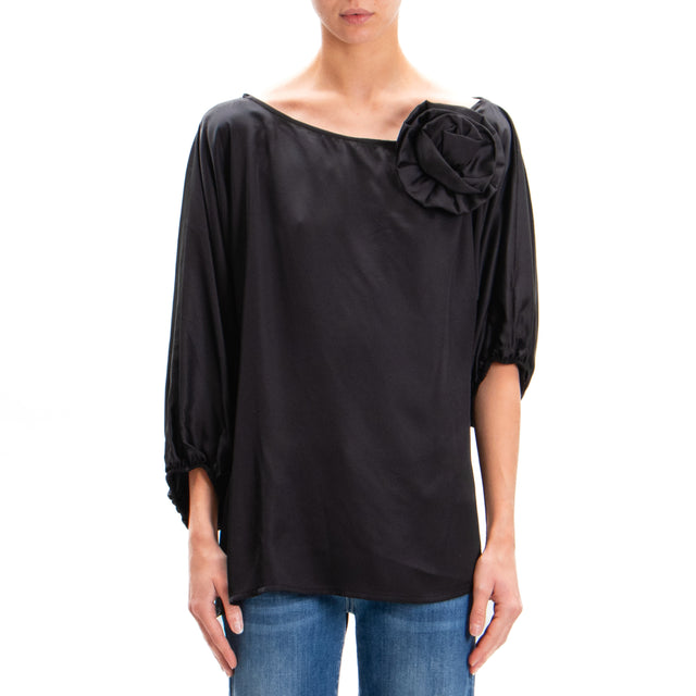 Motel-Blusa in satin spalla scesa con spilla - nero