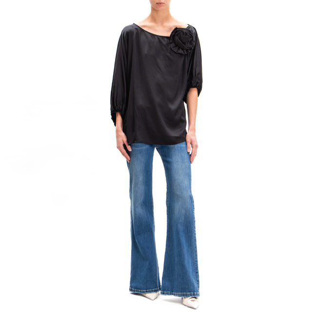 Motel-Blusa in satin spalla scesa con spilla - nero