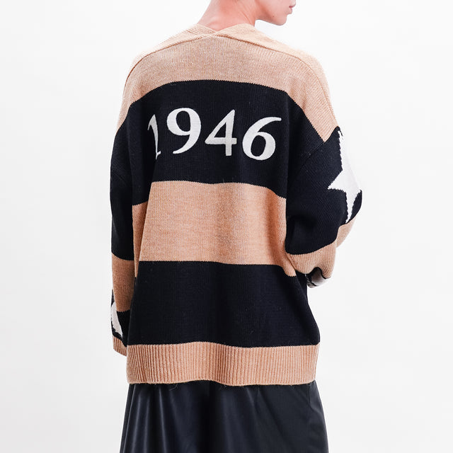 Tensione in-Cardigan over righe "1946" misto lana - cammello/nero/burro