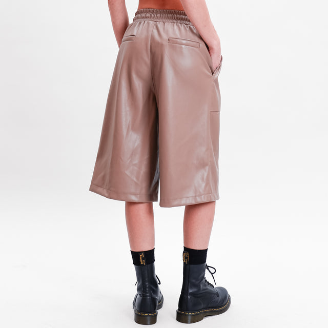 Tension in-Bermuda faux leather elastic waist - biscuit