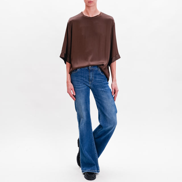 Tensione in-Blusa over in satin elasticizzato - moro