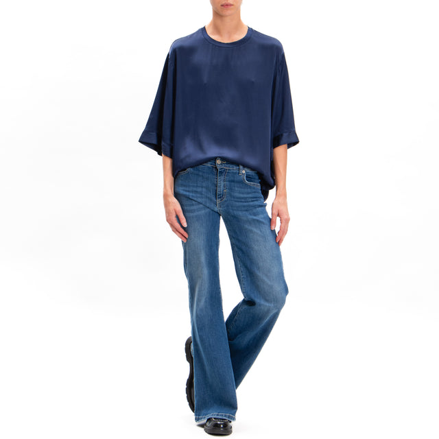 Tensione in-Blusa over in satin elasticizzato - blu