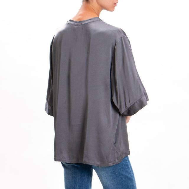 Tensione in-Blusa over in satin elasticizzato - grigio fumo