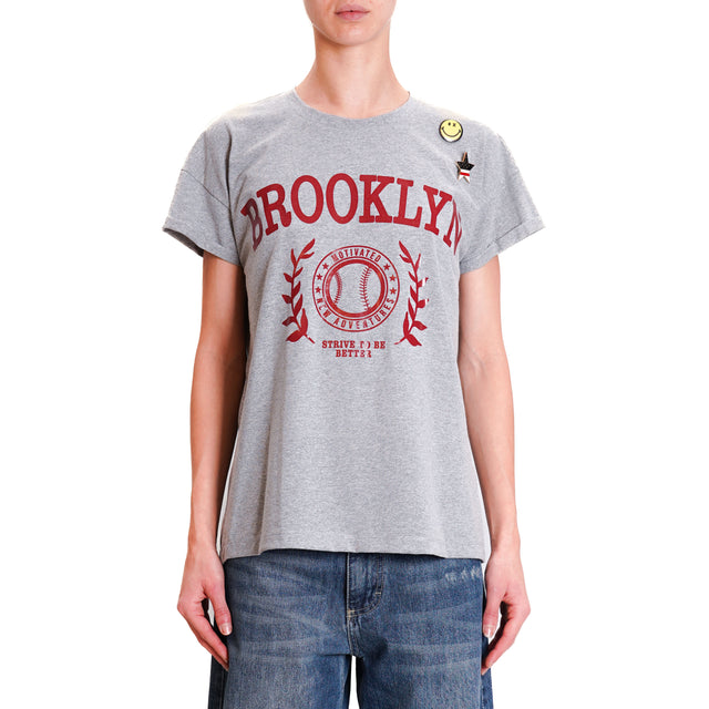 BROOKLYN T-shirt with pins - grey/burgundy