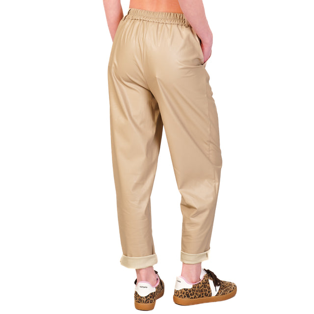 Tensione in-Pantalone similpelle elastico dietro - almond