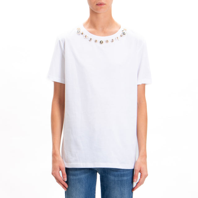 Tensione in-T-shirt girocollo con ciondoli - bianco