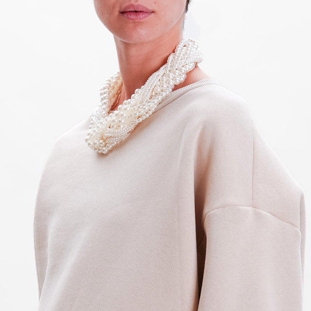 Tension in-Felpa over with pearl necklace - beige