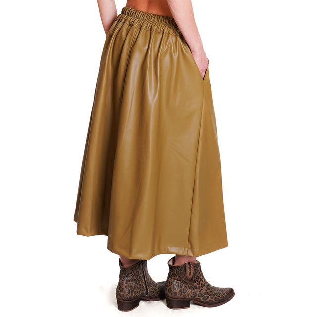 Tension in-Leatherette skirt with pleats - oil