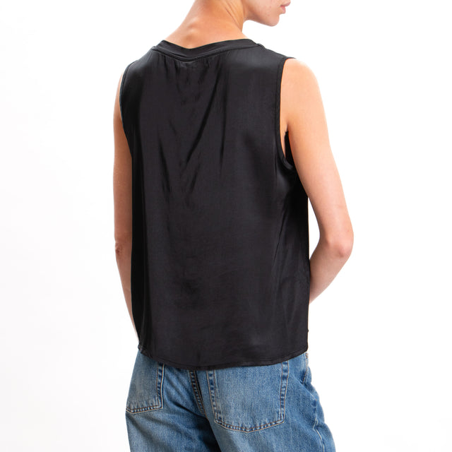 Tensione in-Top girocollo in satin elasticizzato - nero