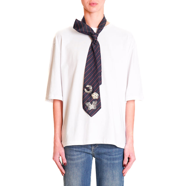 Tension in-T-shirt with tie pin detail - white/blue/red