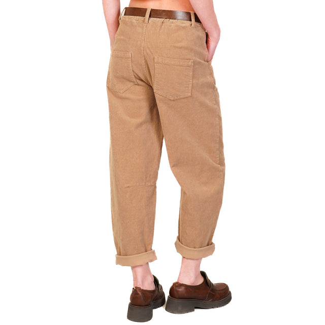 Tensione in-Pantalone baggy velluto millerighe elasticizzato - camel