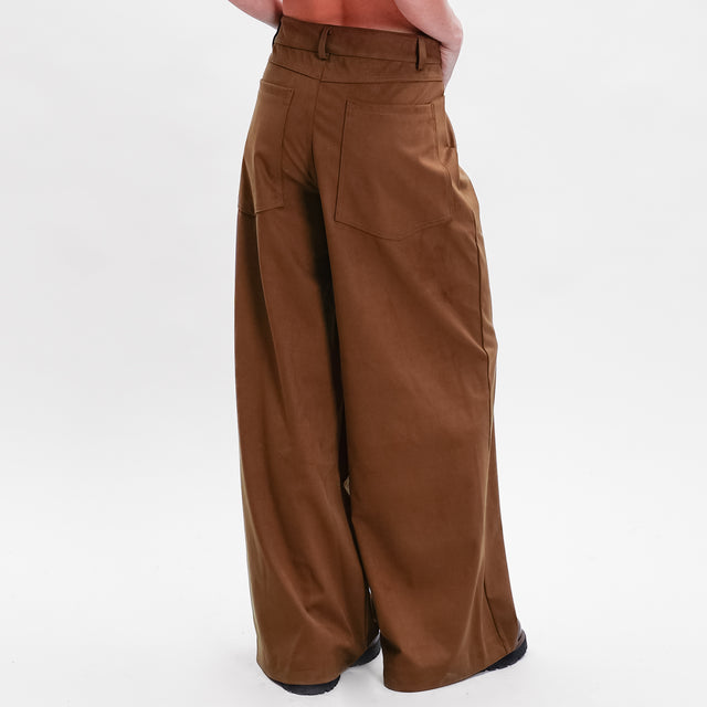 Tensione in-Pantalone palazzo effetto suede - cuoio