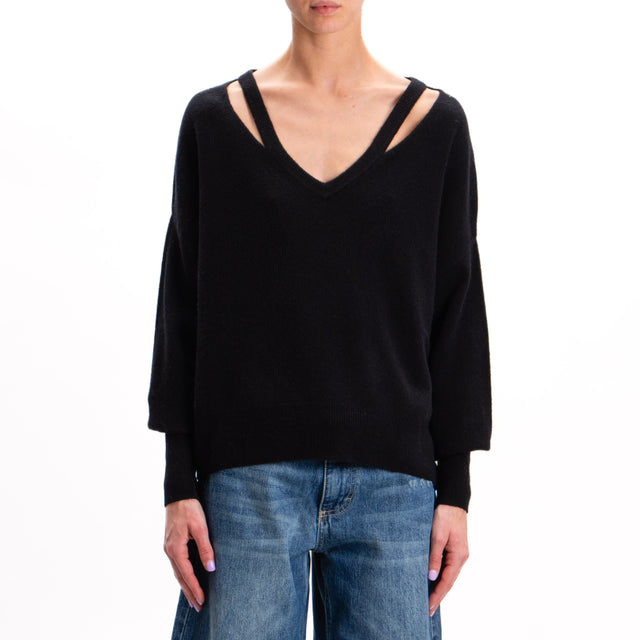 Tension in-V-neck wool sweater with cut out 100% wool SOFT - black