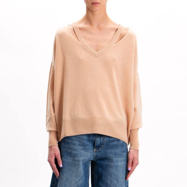 Tensione in-Maglia lana scollo v con cut out - beige