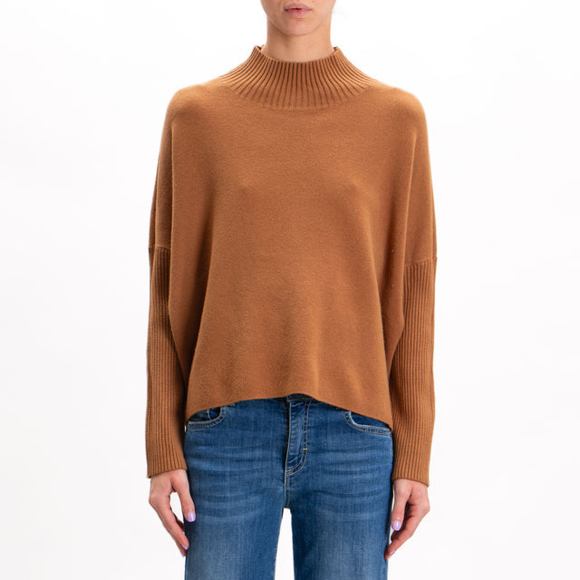 Zeroassoluto-Ribbed sleeve fitted neck sweater - camel