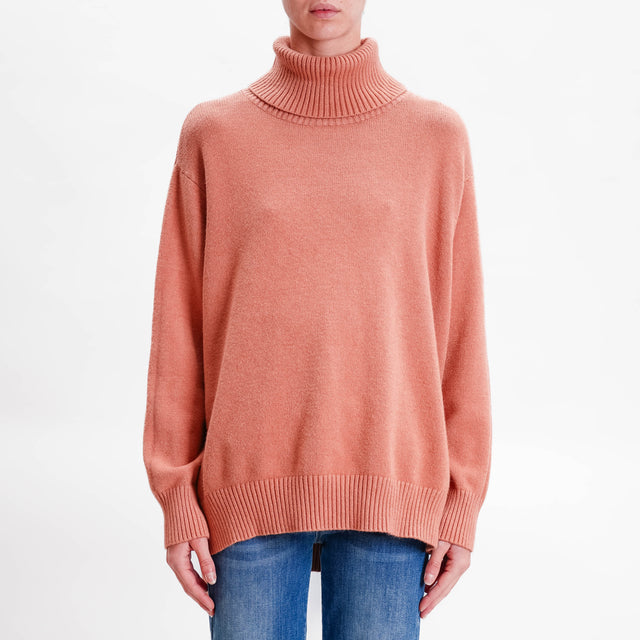 Zeroassoluto-Oversized high neck box sweater with side slits - cinnamon