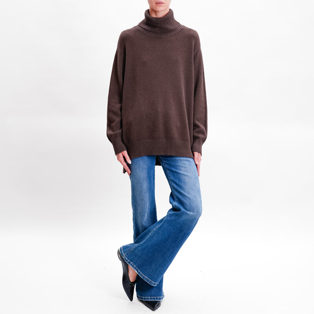 Zeroassoluto-Oversized high neck box sweater with side slits - chocolate