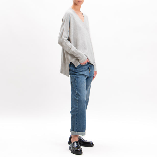 Kontatto-V-neck sweater with side slits - light grey