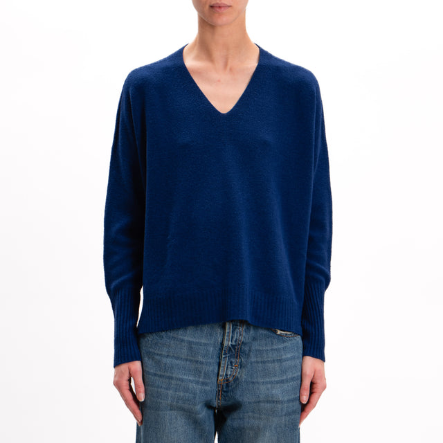 Kontatto-V-neck sweater with side slits - indigo